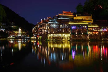 長沙出發(fā)到張家界天門山、玻璃棧道、鳳凰古城、鳳凰夜景往返二日游
